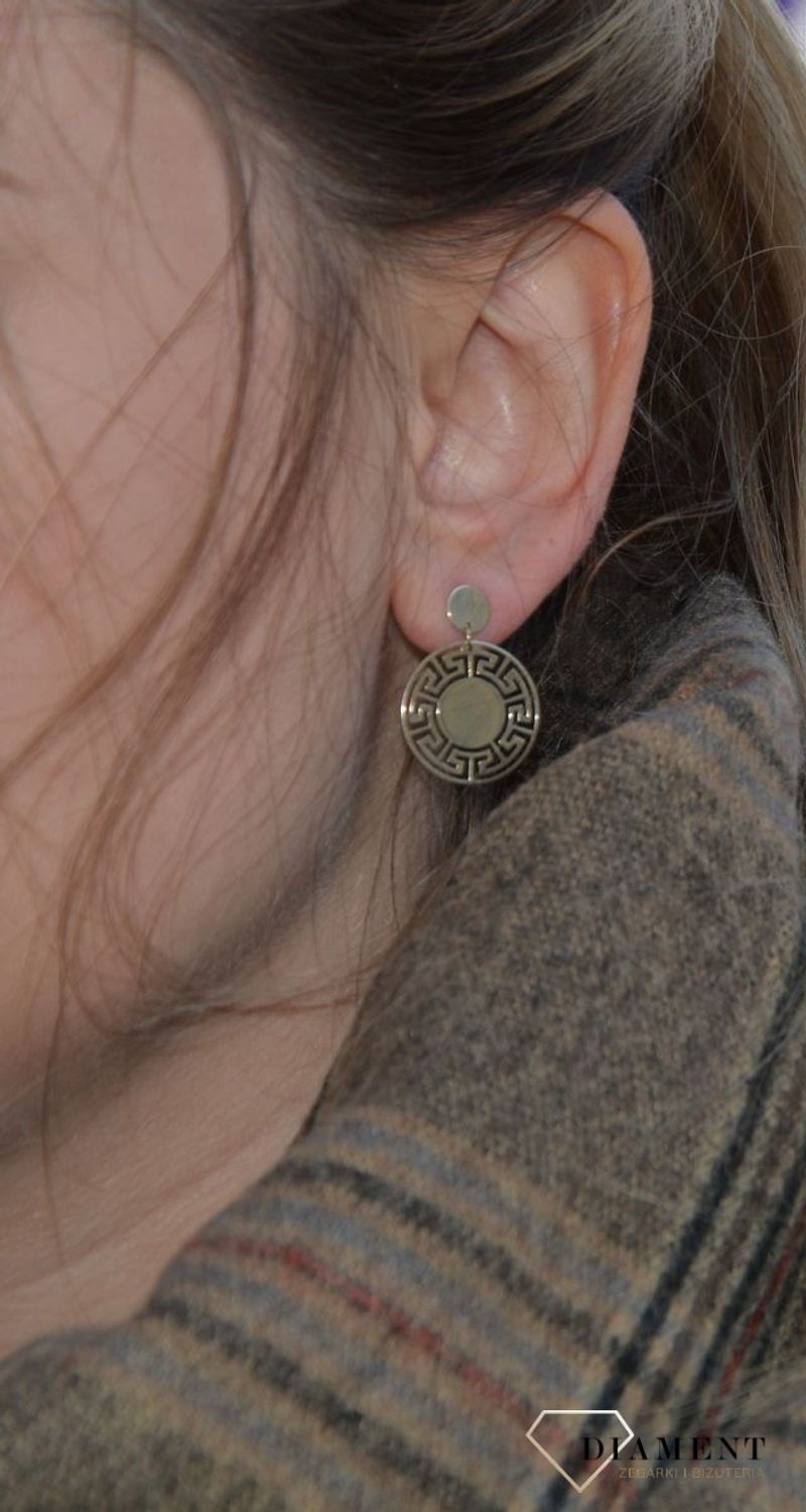 Złote kolczyki wkrętki z drogą grecką to piękne kolczyki celebrytki, które sprawdzą się w każdej sytuacji. Darmowa dostawa!Ozdobne pudełko! Zapraszamy!.jpg